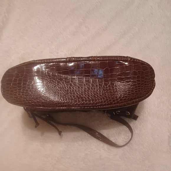 XOXO Croc Embossed Patent Tote, Leopard Inside With Zipper Pocket 16 X 12 EUC - Picture 4 of 6